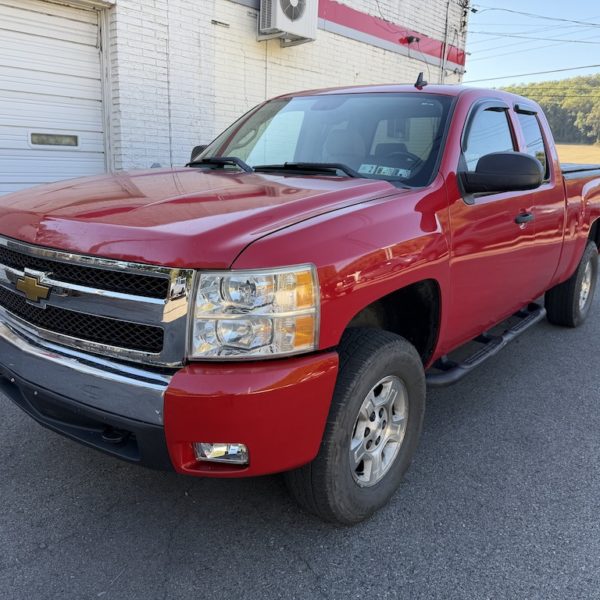 2008 CHEVROLET SILVERADO 1500 LT1 4WD In excellent condition. With 128k miles